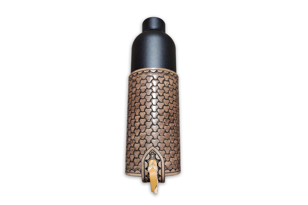 Flaschenhalter mit Soccer-Weave Punzierung und Trinkflasche