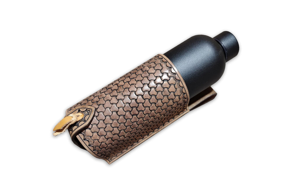 Flaschenhalter mit Soccer-Weave Punzierung und Trinkflasche