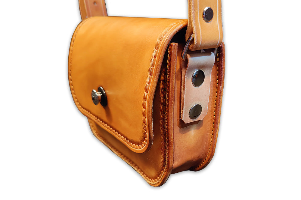 Handtasche klein, Natur geölt mit Randpunzierung