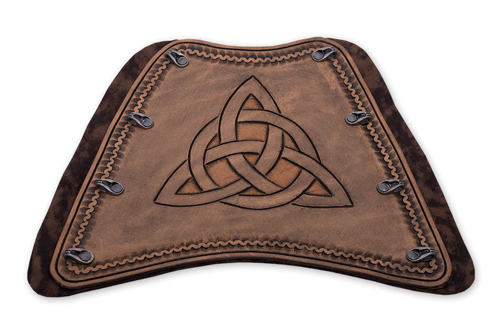Armschutz mit Triqueta Knoten Carving