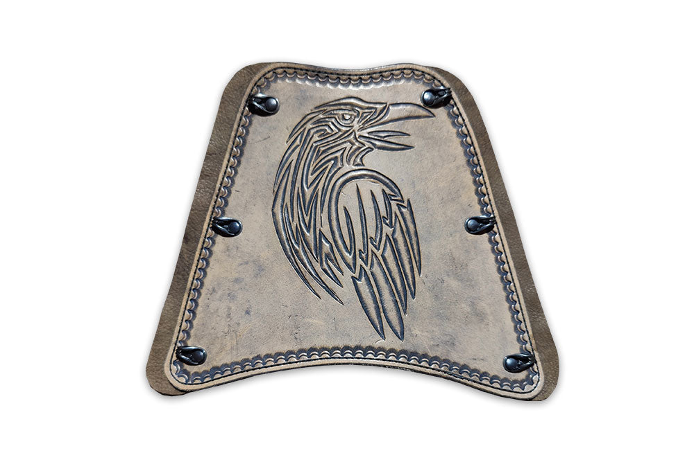 Armschutz mit Raben Carving